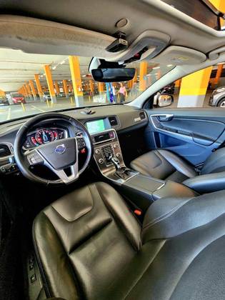 VOLVO V60 2.0 T5 MOMENTUM TURBO GASOLINA 4P AUTOMÁTICO